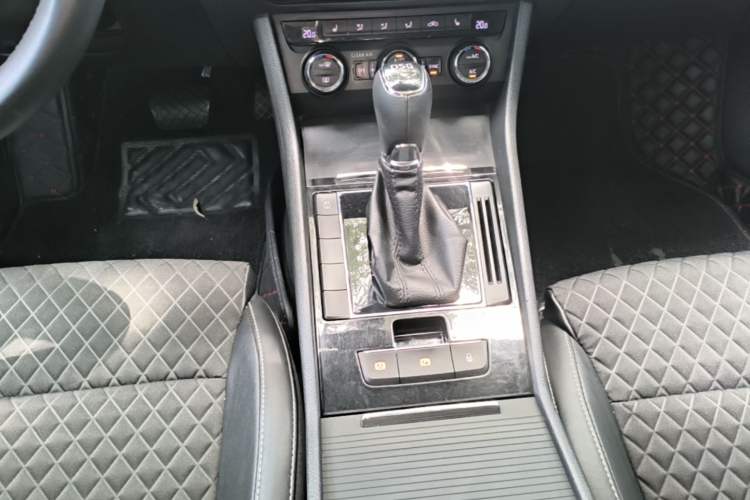 Used Skoda Superb 2016 TSI280 DSG Innovation Edition Gear Lever