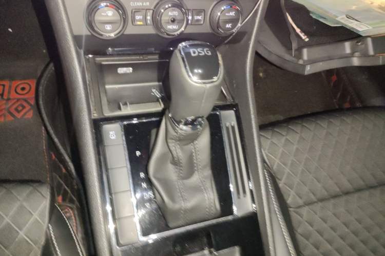 Used Skoda Superb 2016 TSI330 DSG Innovation Edition Gear Lever
