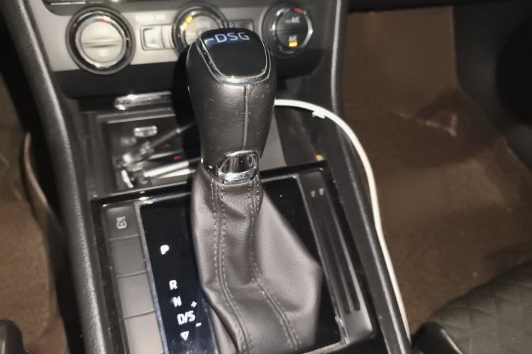 Used Skoda Superb 2016 TSI330 DSG Innovation Edition Gear Lever