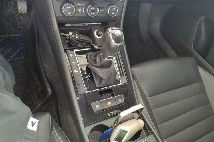 Used Skoda Superb 2016 TSI330 DSG Smart Drive Edition Gear Lever