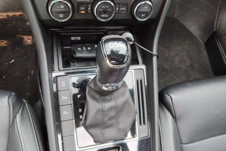 Used Skoda Superb 2016 TSI330 DSG Smart Drive Edition Gear Lever