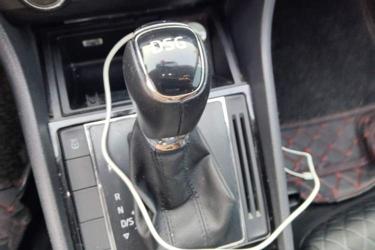 Used Skoda Superb 2016 TSI280 DSG Innovation Edition Gear Lever