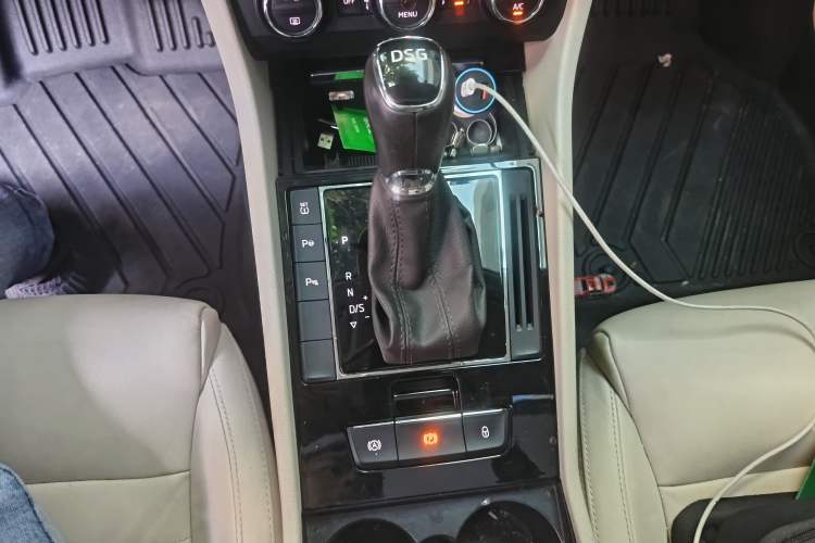 Used Skoda Superb 2016 TSI330 DSG Smart Drive Edition Gear Lever
