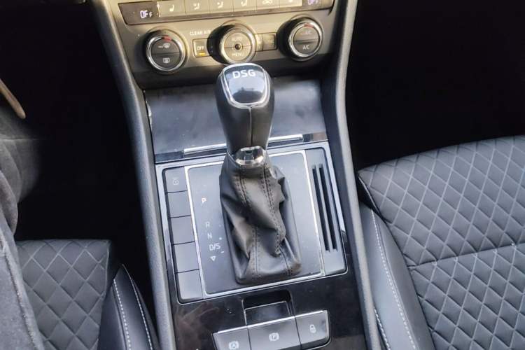 Used Skoda Superb 2016 TSI330 DSG Innovation Edition Gear Lever