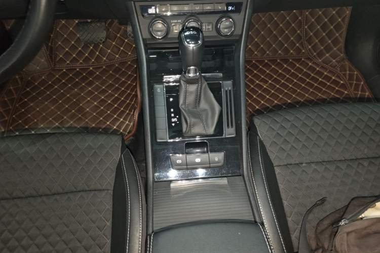 Used Skoda Superb 2016 TSI280 DSG Innovation Edition Gear Lever