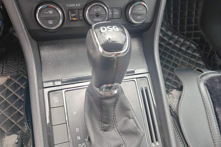 Used Skoda Superb 2016 TSI280 DSG Innovation Edition Gear Lever
