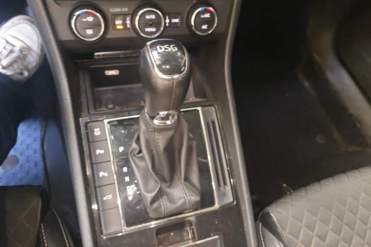 Used Skoda Superb 2016 TSI280 DSG Innovation Edition Gear Lever