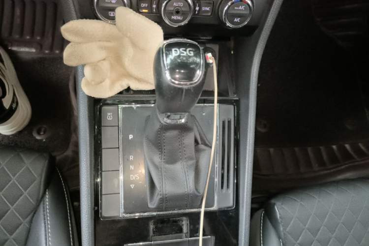 Used Skoda Superb 2016 TSI280 DSG Innovation Edition Gear Lever