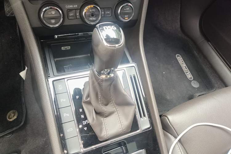 Used Skoda Superb 2016 Facelifted TSI380 DSG Flagship Edition Gear Lever