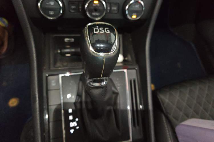 Used Skoda Superb 2016 TSI330 DSG Innovation Edition Gear Lever