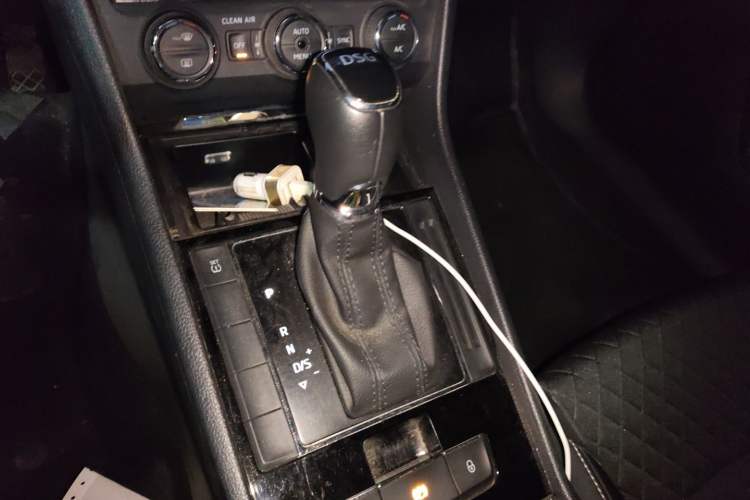Used Skoda Superb 2016 TSI330 DSG Innovation Edition Gear Lever