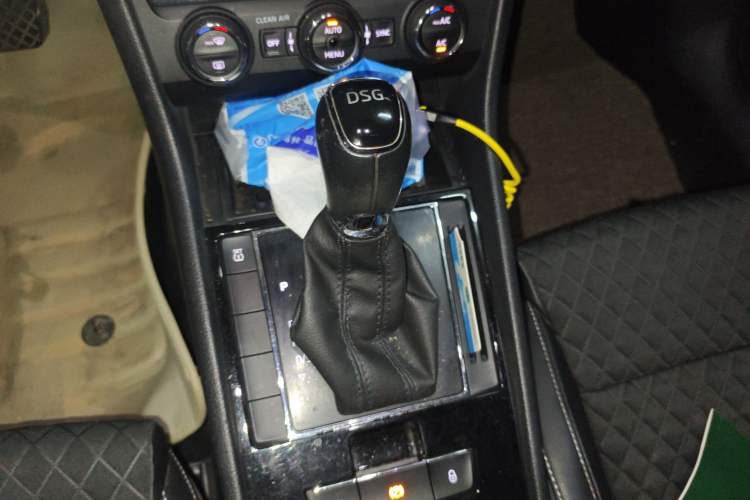 Used Skoda Superb 2016 TSI280 DSG Innovation Edition Gear Lever