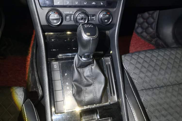 Used Skoda Superb 2016 TSI280 DSG Innovation Edition Gear Lever