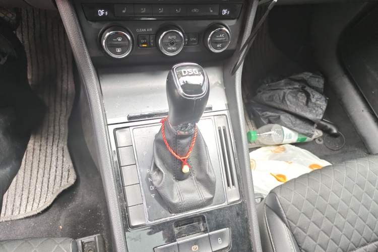 Used Skoda Superb 2016 TSI280 DSG Innovation Edition Gear Lever