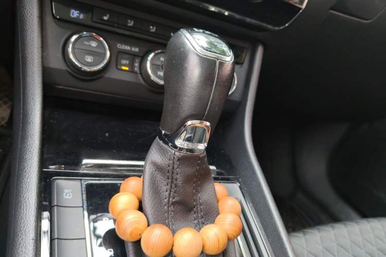 Used Skoda Superb 2016 TSI330 DSG Innovation Edition Gear Lever