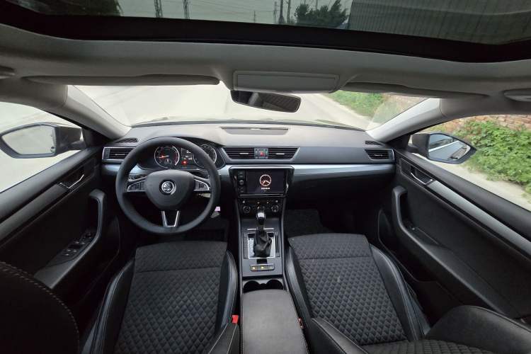 Used Skoda Superb 2016 TSI330 DSG Innovation Edition Interior 1