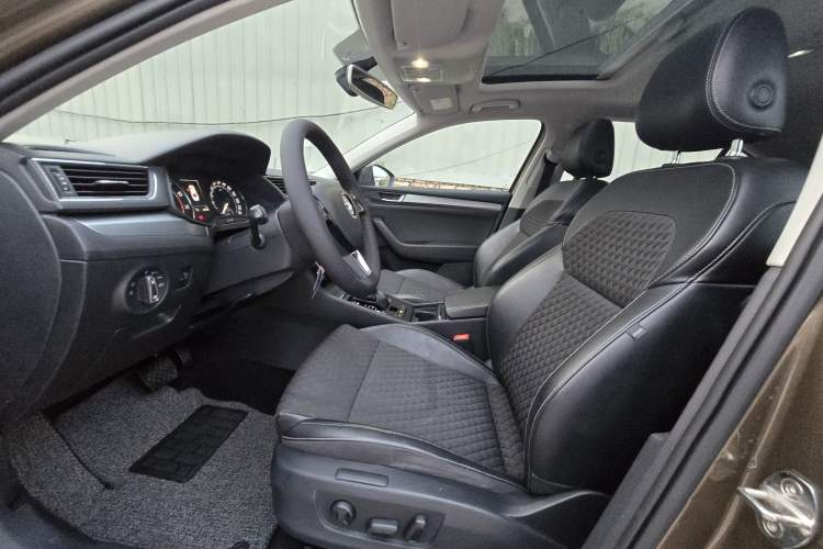 Used Skoda Superb 2016 TSI330 DSG Innovation Edition Interior 2