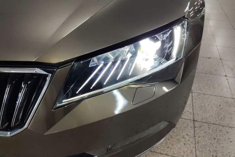 Used Skoda Superb 2016 TSI330 DSG Smart Drive Edition Left Front Headlight