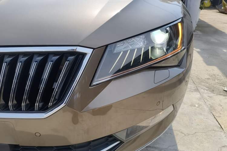 Used Skoda Superb 2016 TSI330 DSG Smart Drive Edition Left Front Headlight