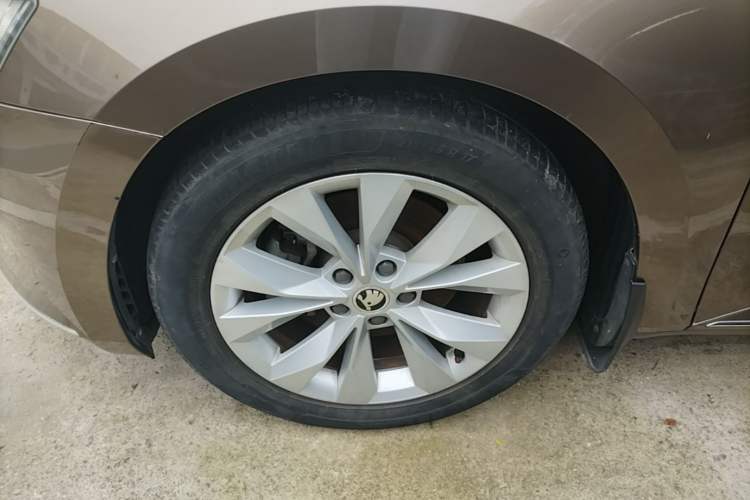 Used Skoda Superb 2016 TSI280 DSG Innovation Edition Left Front Wheel Hub