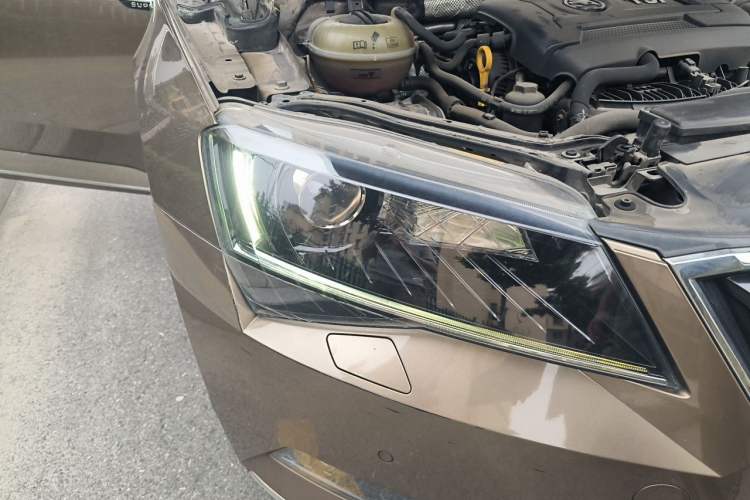 Used Skoda Superb 2016 TSI330 DSG Smart Drive Edition Right Front Headlight
