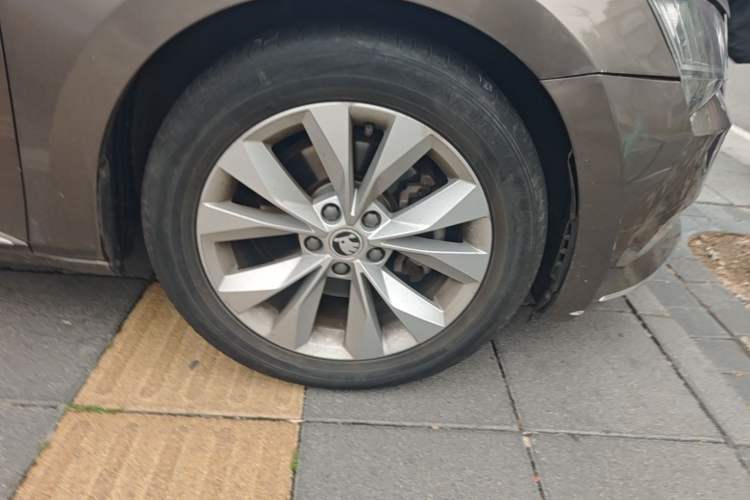 Used Skoda Superb 2016 TSI280 DSG Innovation Edition Right Front Wheel Hub