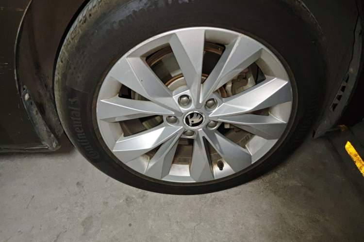 Used Skoda Superb 2016 TSI330 DSG Innovation Edition Right Front Wheel Hub