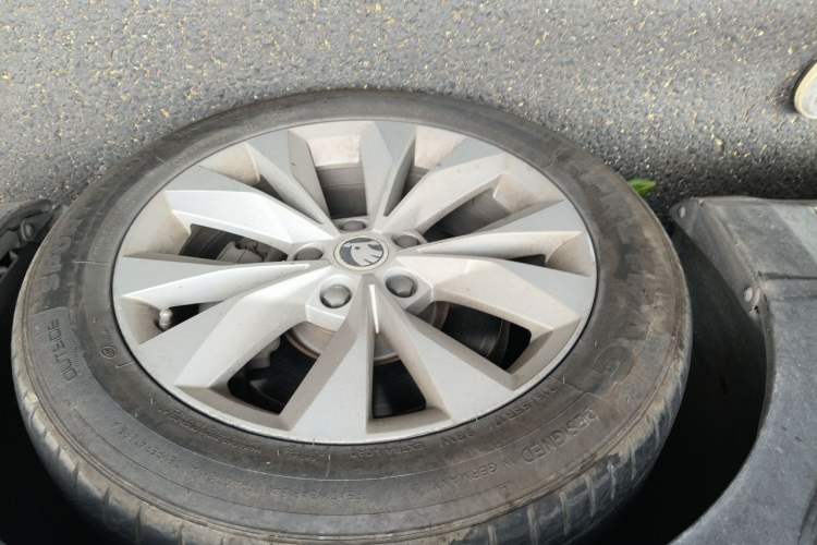 Used Skoda Superb 2016 TSI280 DSG Innovation Edition Right Front Wheel Hub