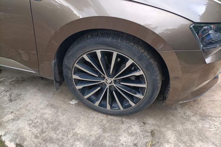Used Skoda Superb 2016 TSI330 DSG Smart Drive Edition Right Front Wheel Hub