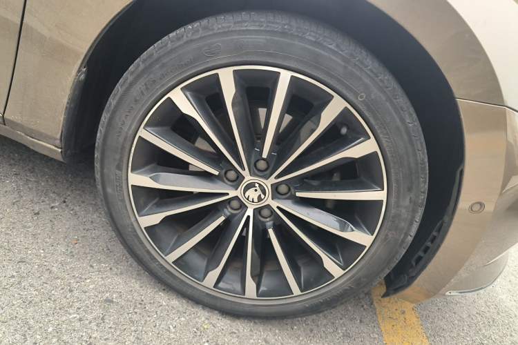 Used Skoda Superb 2016 TSI330 DSG Smart Drive Edition Right Front Wheel Hub