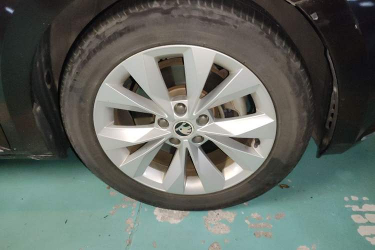 Used Skoda Superb 2016 TSI330 DSG Innovation Edition Right Front Wheel Hub
