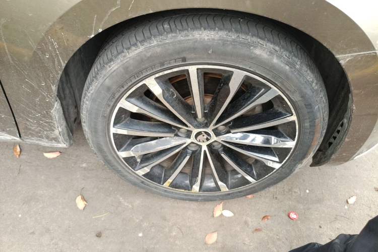 Used Skoda Superb 2016 TSI330 DSG Innovation Edition Right Front Wheel Hub