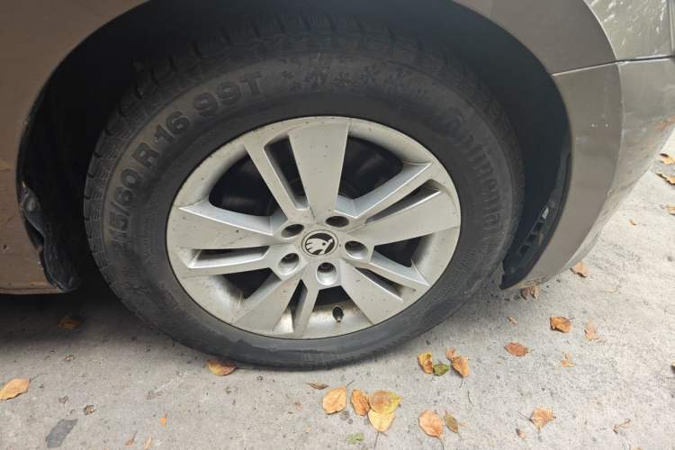 Used Skoda Superb 2016 TSI280 DSG Advanced Edition Right Front Wheel Hub