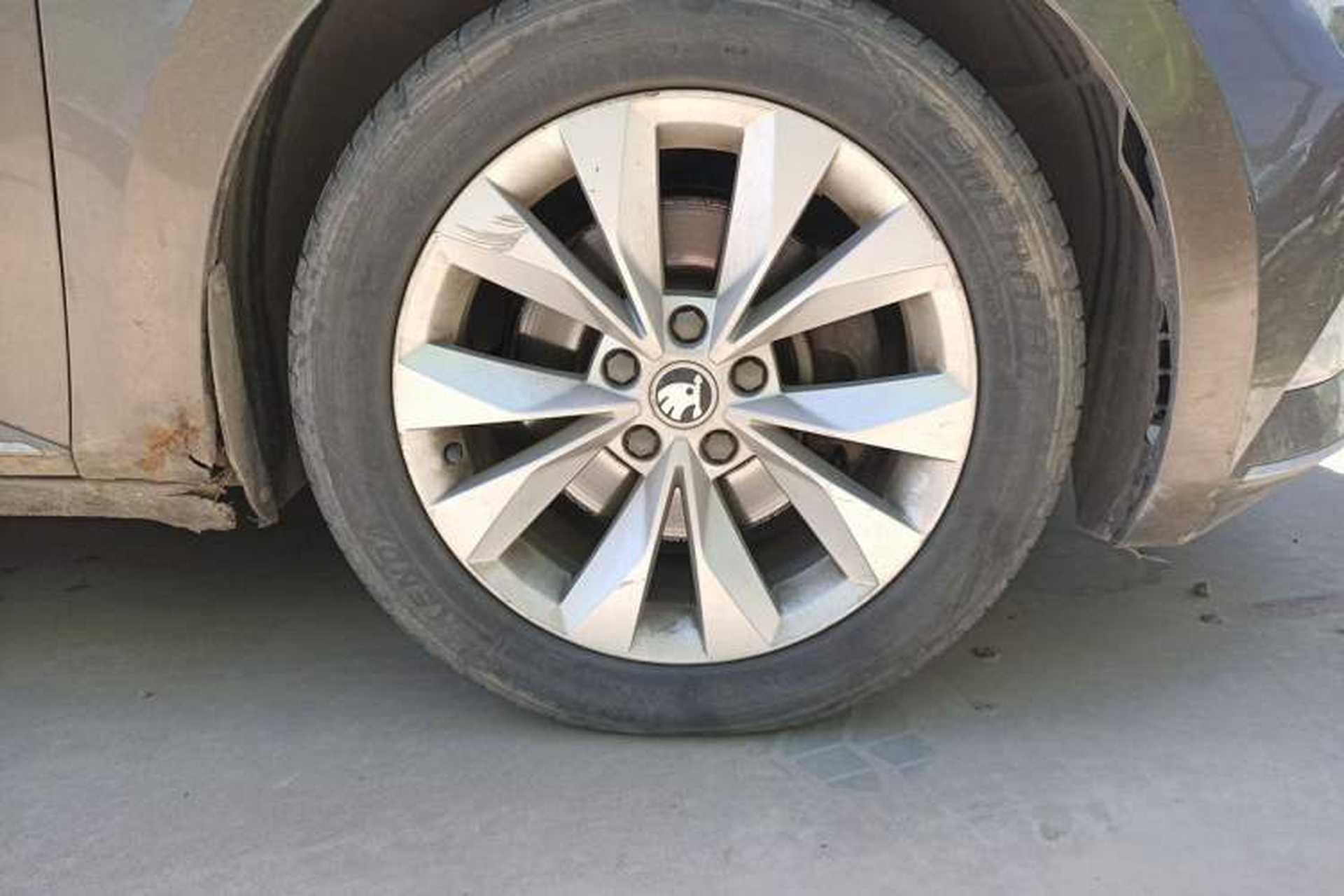 Used Skoda Superb 2016 TSI330 DSG Innovation Edition Right Front Wheel Hub