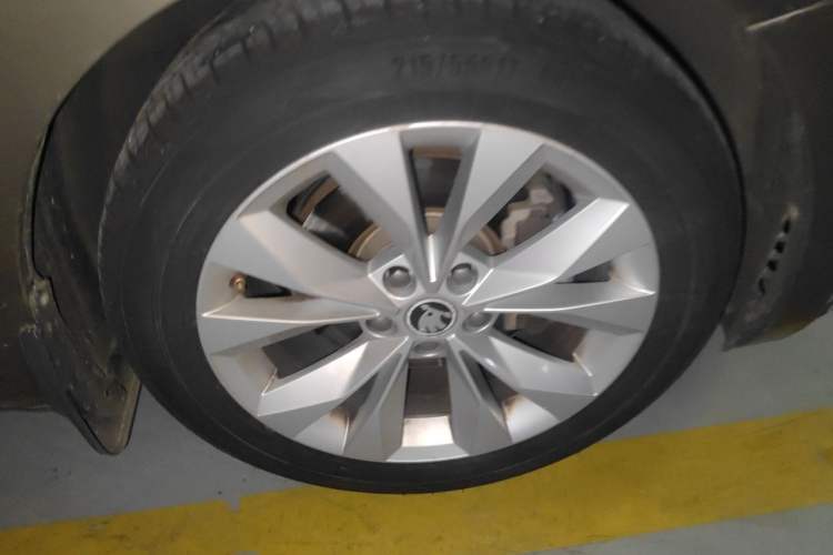 Used Skoda Superb 2016 TSI280 DSG Innovation Edition Right Front Wheel Hub