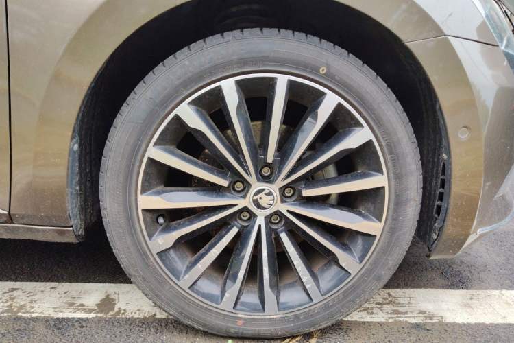 Used Skoda Superb 2016 TSI330 DSG Smart Drive Edition Right Front Wheel Hub