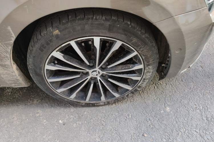 Used Skoda Superb 2016 TSI330 DSG Smart Drive Edition Right Front Wheel Hub