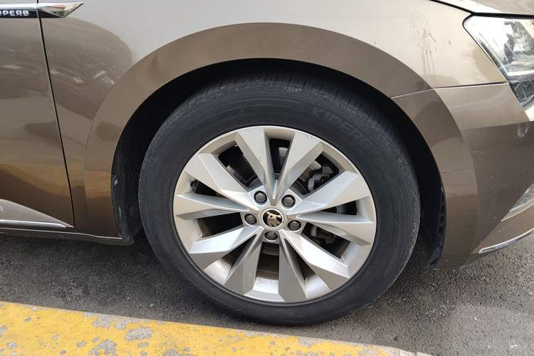 Used Skoda Superb 2016 TSI280 DSG Innovation Edition Right Front Wheel Hub