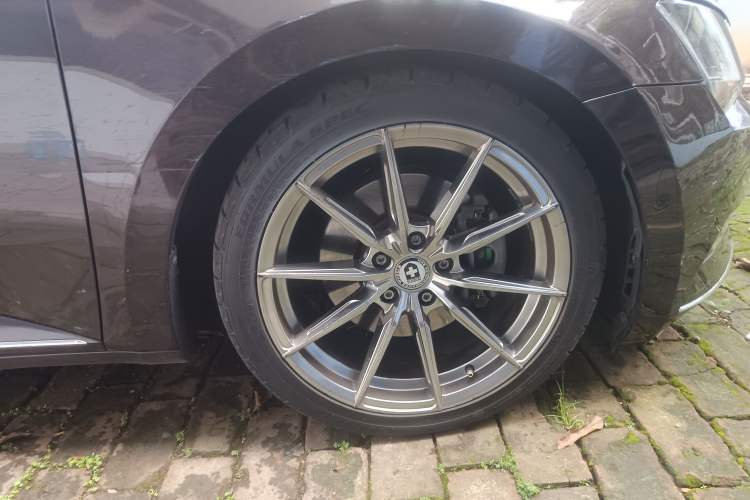 Used Skoda Superb 2016 TSI330 DSG Smart Drive Edition Right Front Wheel Hub