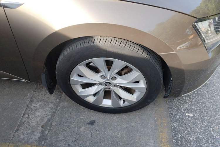 Used Skoda Superb 2016 TSI330 DSG Innovation Edition Right Front Wheel Hub