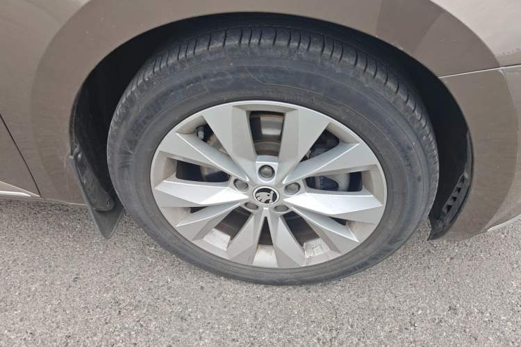 Used Skoda Superb 2016 TSI280 DSG Innovation Edition Right Front Wheel Hub