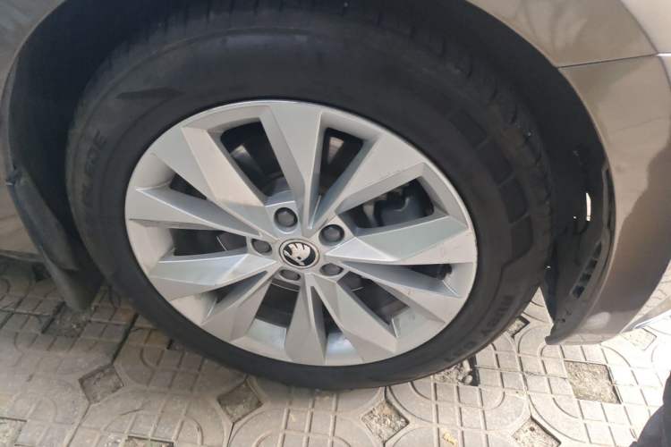 Used Skoda Superb 2016 TSI280 DSG Innovation Edition Right Front Wheel Hub