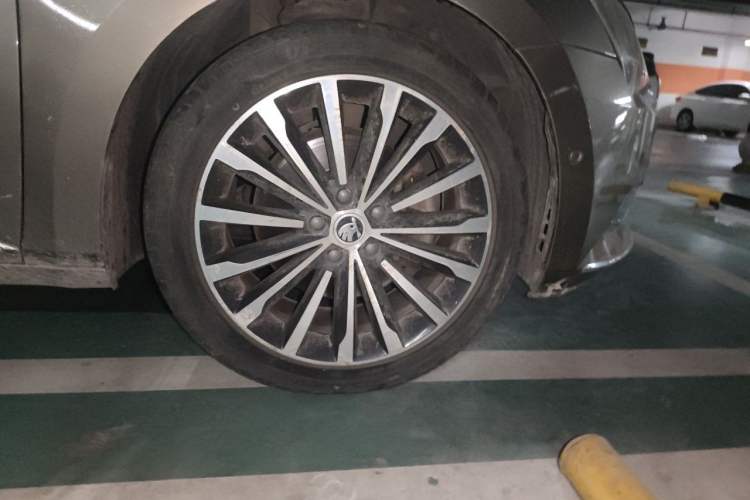 Used Skoda Superb 2016 TSI280 DSG Champion Edition Right Front Wheel Hub