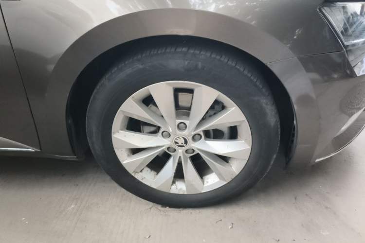 Used Skoda Superb 2016 TSI280 DSG Innovation Edition Right Front Wheel Hub