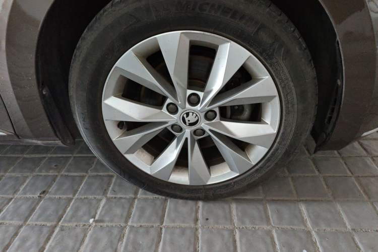 Used Skoda Superb 2016 TSI330 DSG Innovation Edition Right Front Wheel Hub