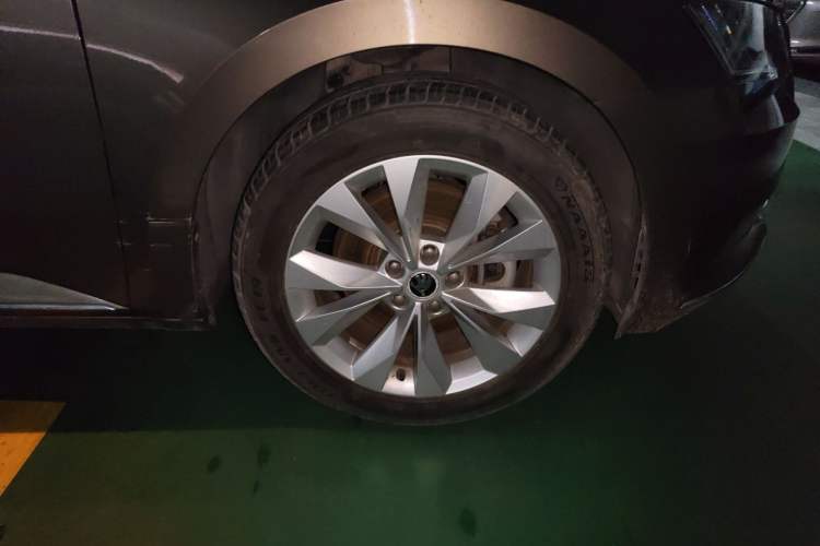 Used Skoda Superb 2016 TSI330 DSG Innovation Edition Right Front Wheel Hub