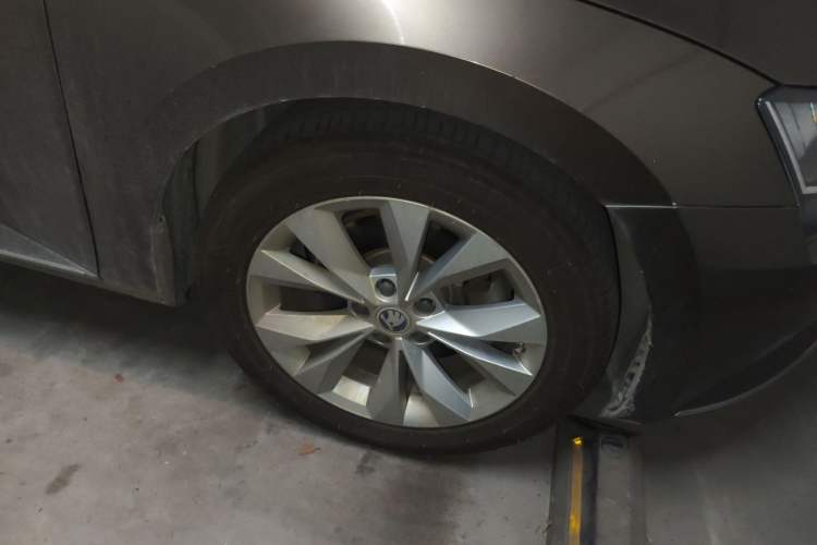 Used Skoda Superb 2016 TSI280 DSG Innovation Edition Right Front Wheel Hub