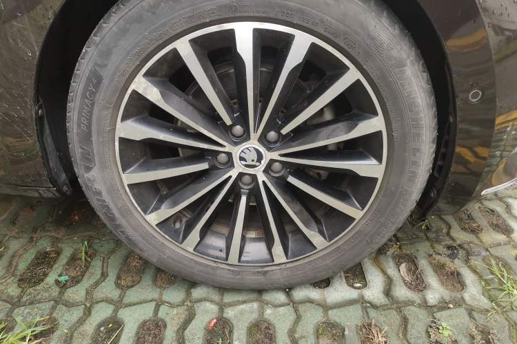 Used Skoda Superb 2016 TSI330 DSG Smart Drive Edition Right Front Wheel Hub