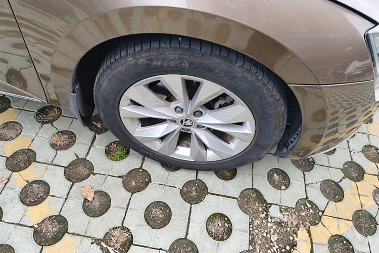Used Skoda Superb 2016 TSI280 DSG Innovation Edition Right Front Wheel Hub