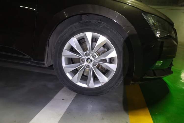 Used Skoda Superb 2016 TSI280 DSG Innovation Edition Right Front Wheel Hub